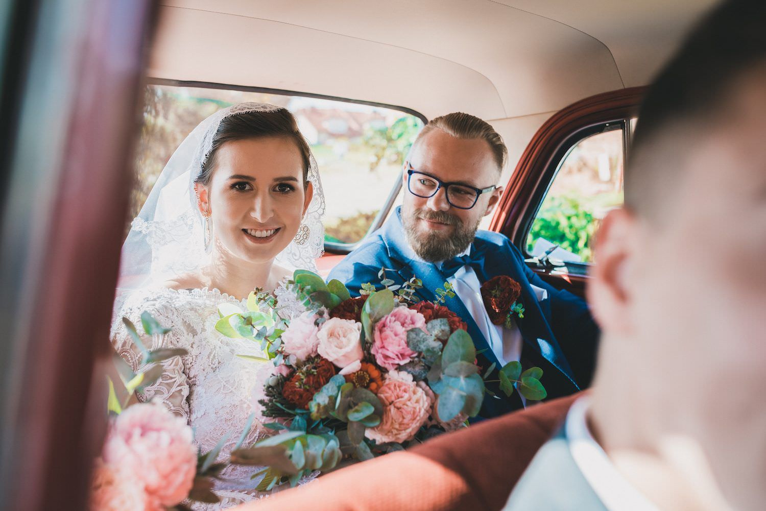 married couple in warszawa car wedding