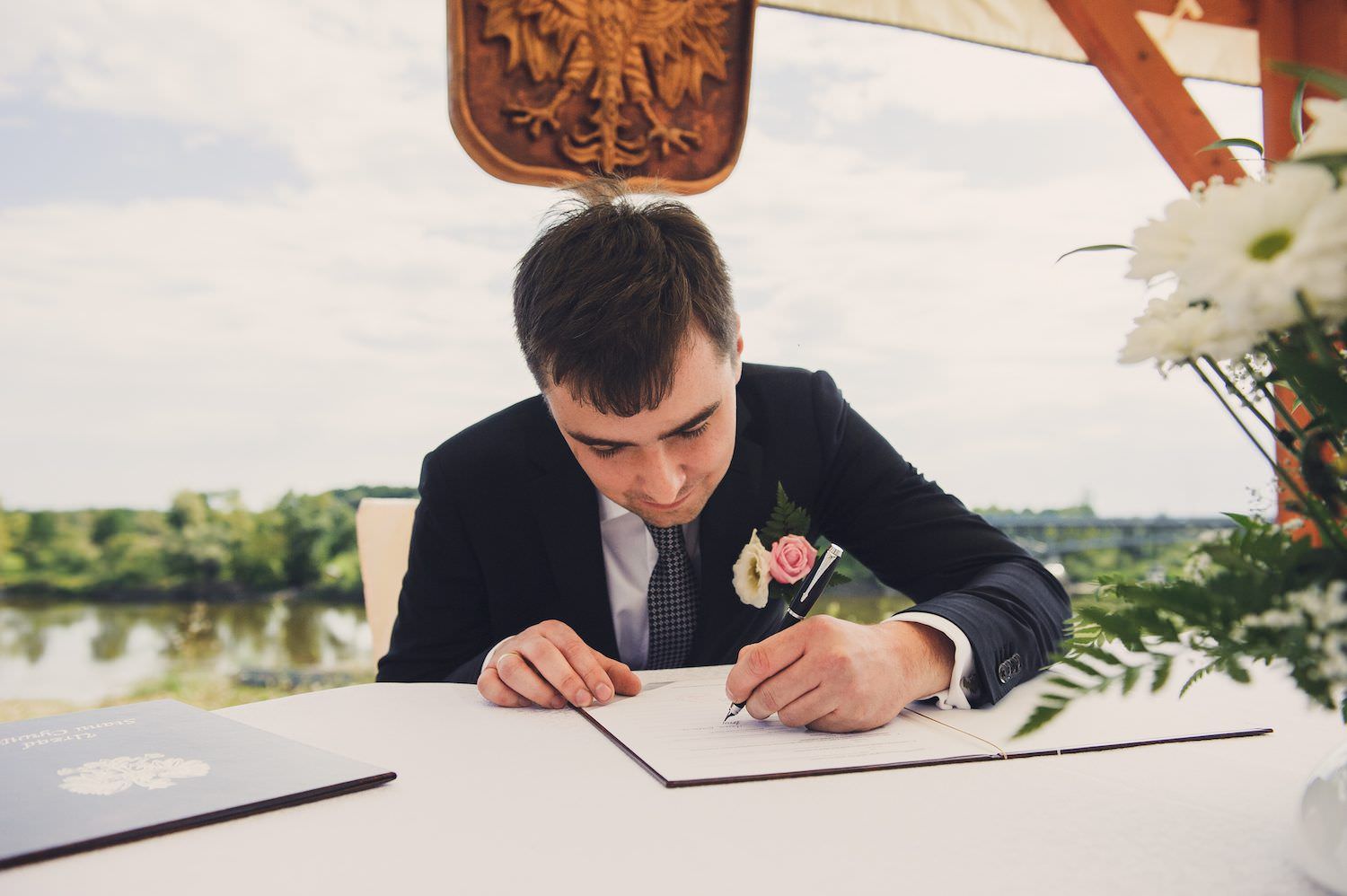 groom sign the documents