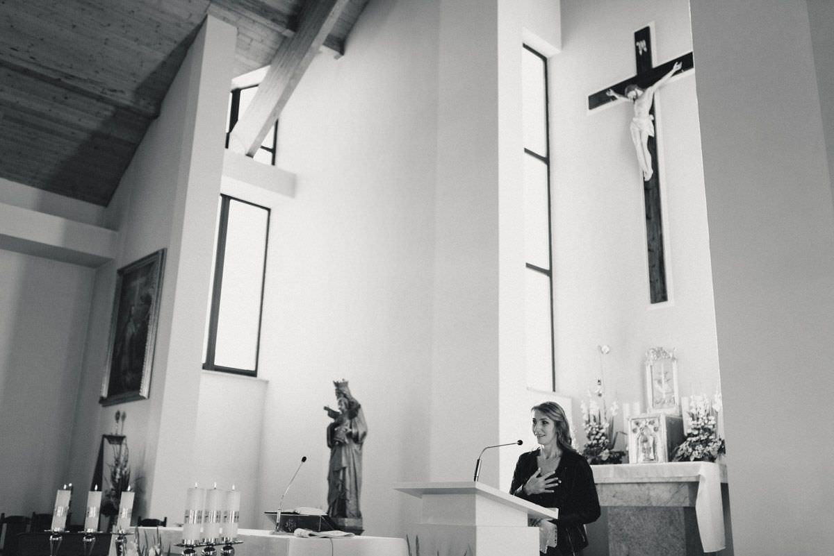 the sister of the bride is speaking in the church black and white
