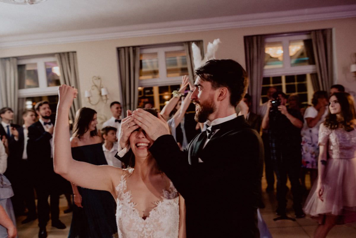 wedding game, bride threw the veil behide her