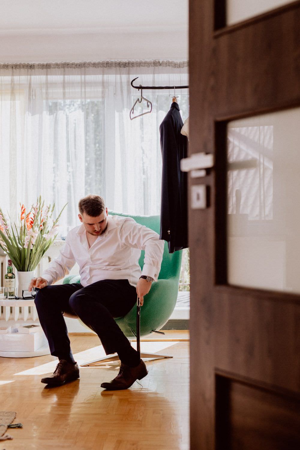 groom puts on the shoes