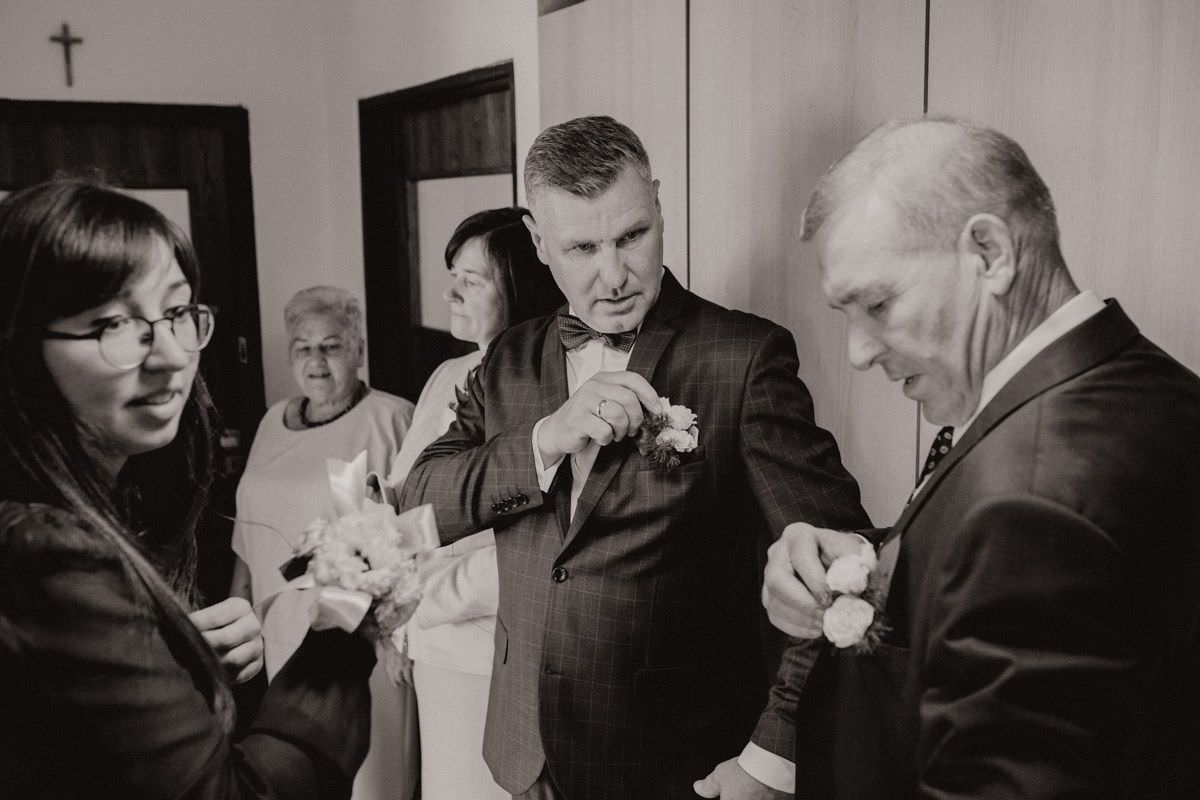 the parents of the bride and groom correct the flowers