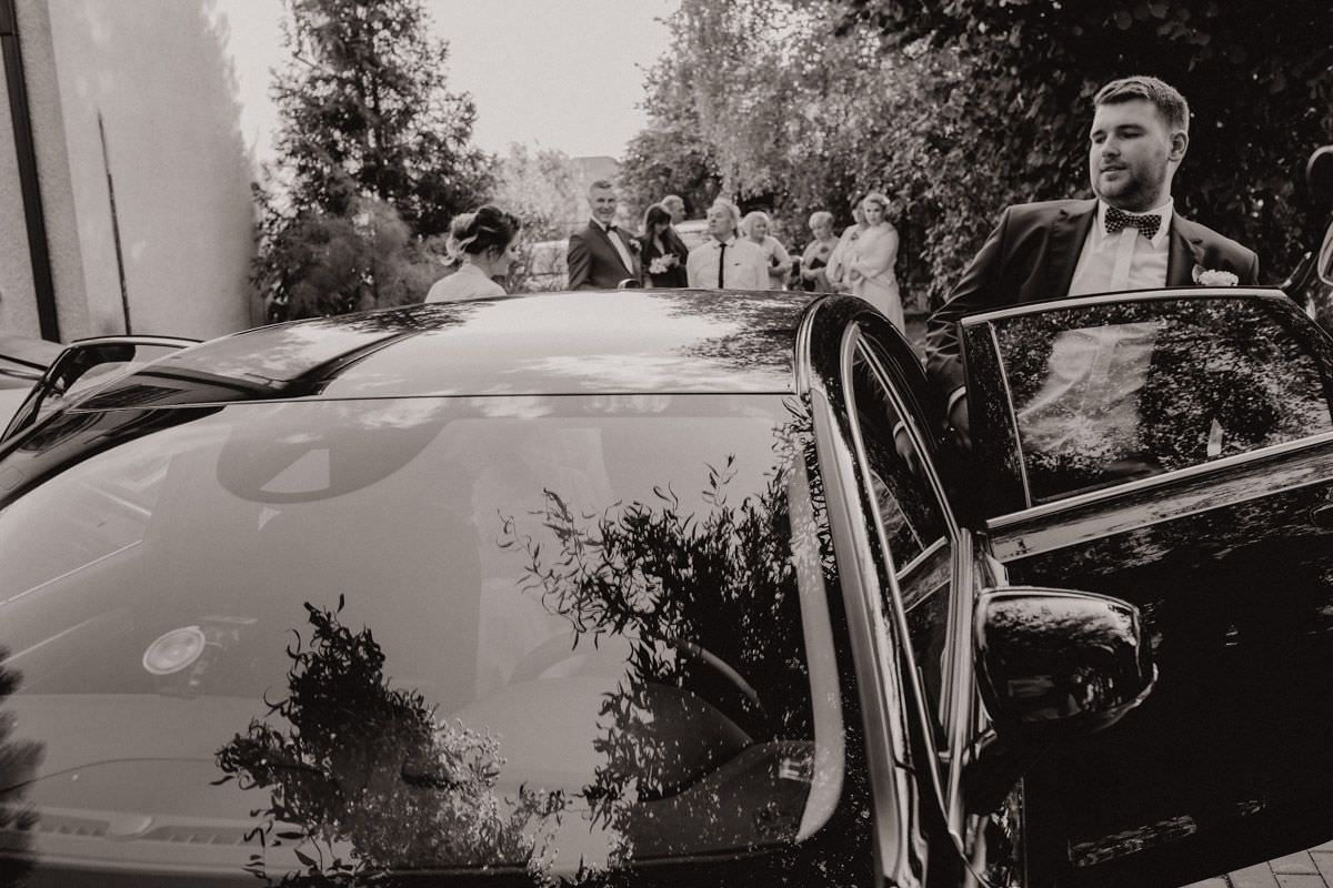 groom goes into the car