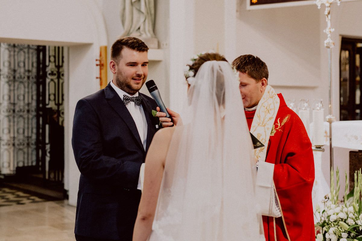 groom talk to the microphone