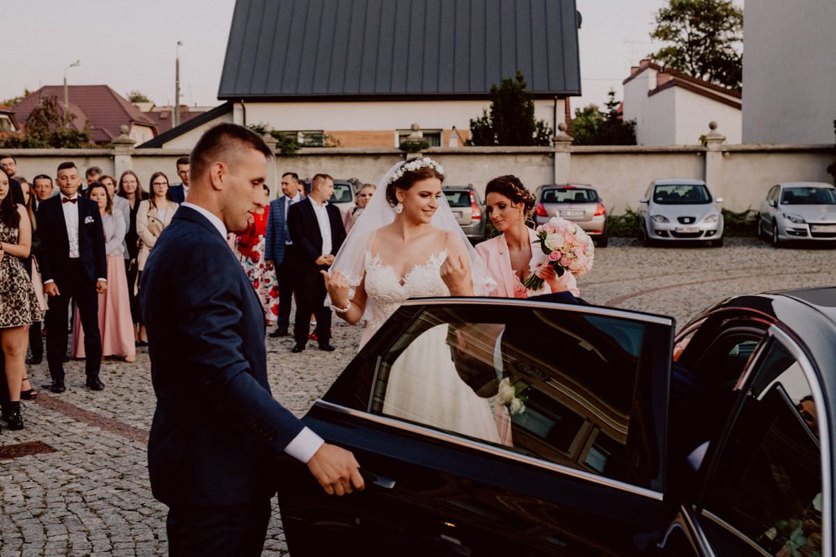 bride gets out of the car
