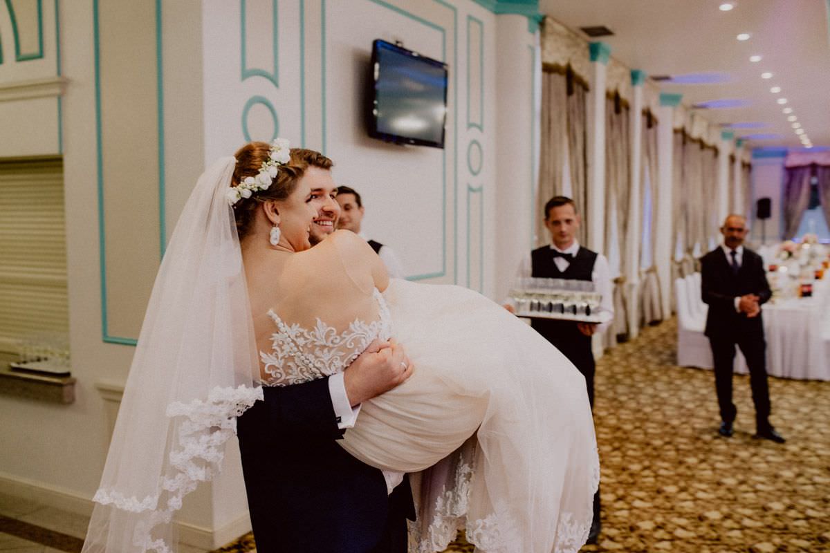 the groom brings the bride to the wedding hall