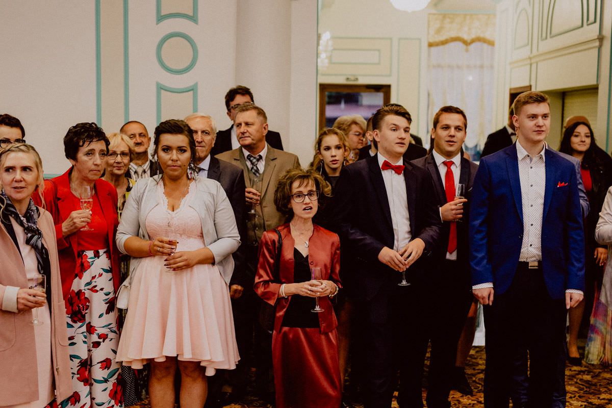 wedding guests welcomes married couple