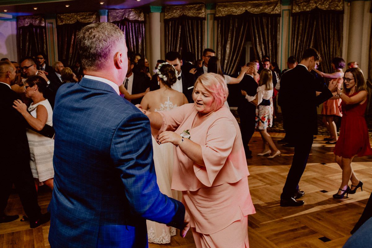 parents dancing on wedding