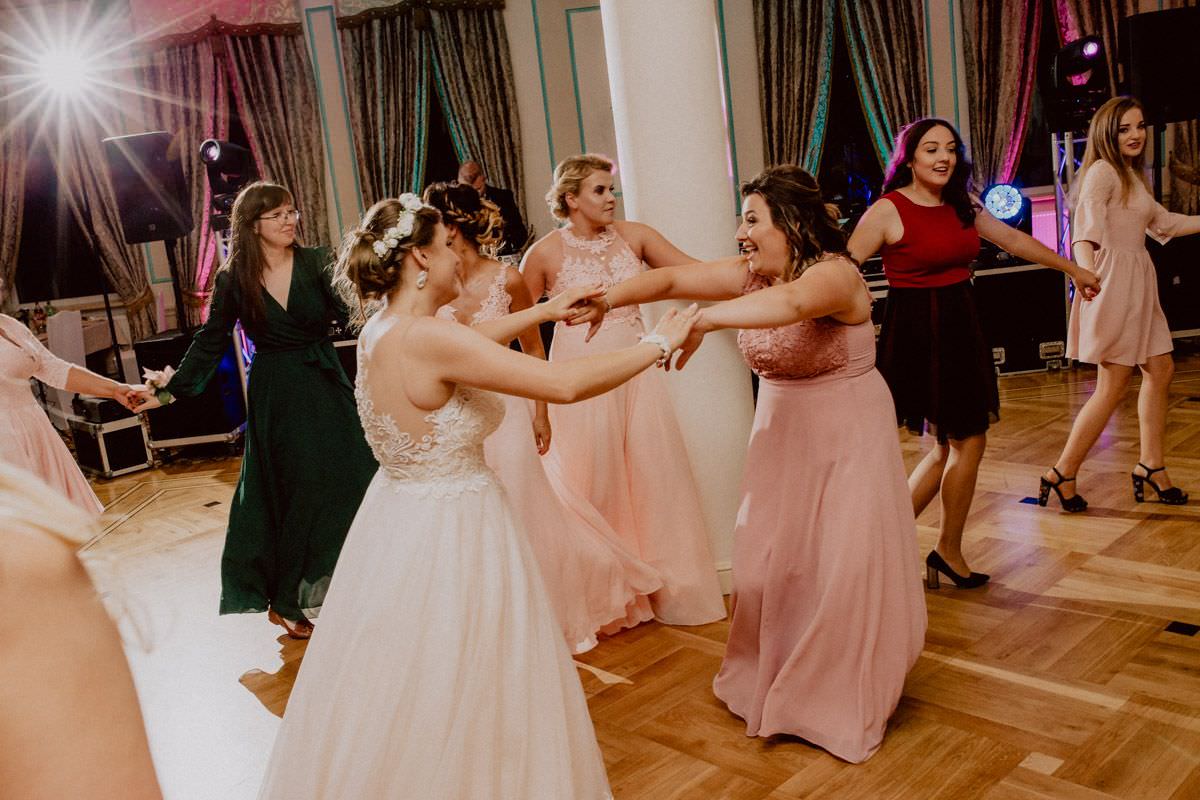 bride dance with other women on wedding party