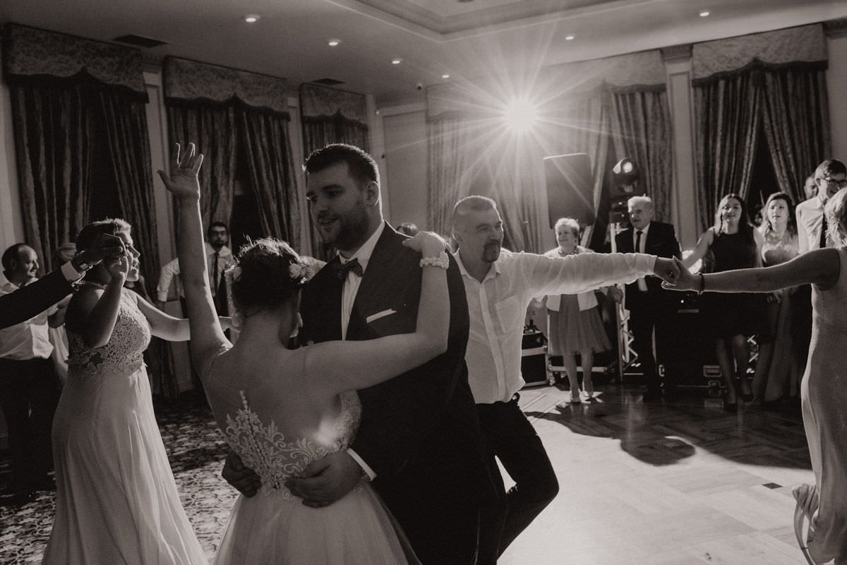bride dance with groom in the circle
