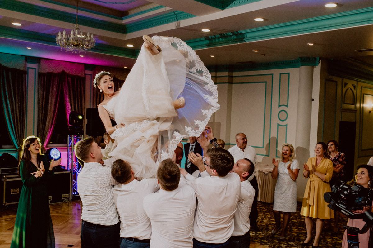 the group of mans on wedding party threw up the bride and she screaming