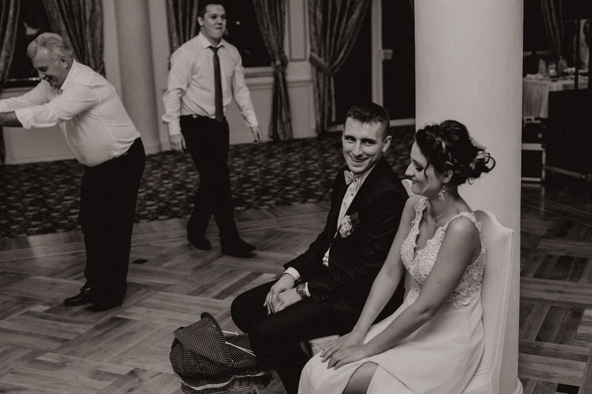 wedding game bridesmaid and best man on the chairs